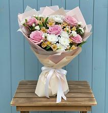 Букет цветов из:  Гвоздики, Орхидеи и Розы в Лабытнангах