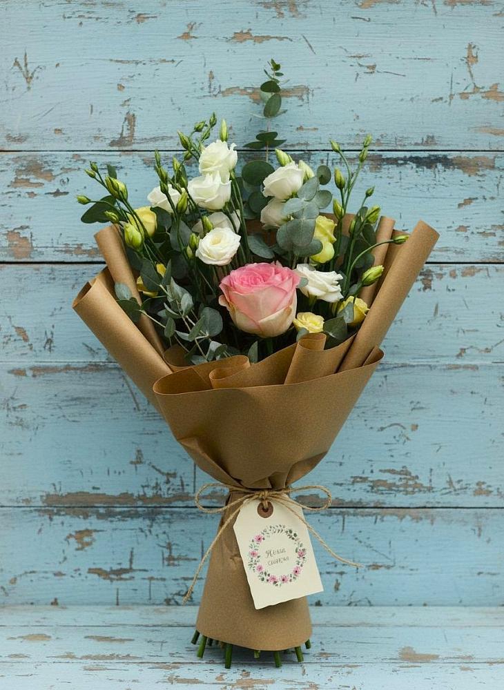 Букет цветов из: Розы и Лизиантусы в Лабытнангах