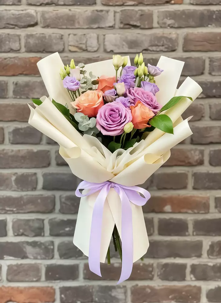 Букет цветов из: Лизиантусы и Розы в Лабытнангах