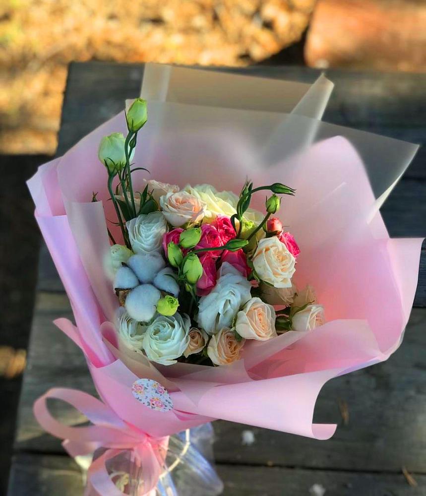 Букет цветов из: Розы и Лизиантусы в Лабытнангах