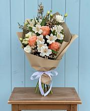 Букет цветов из:  Альстромерии, Лизиантусы, Розы и Хризантемы в Лабытнангах