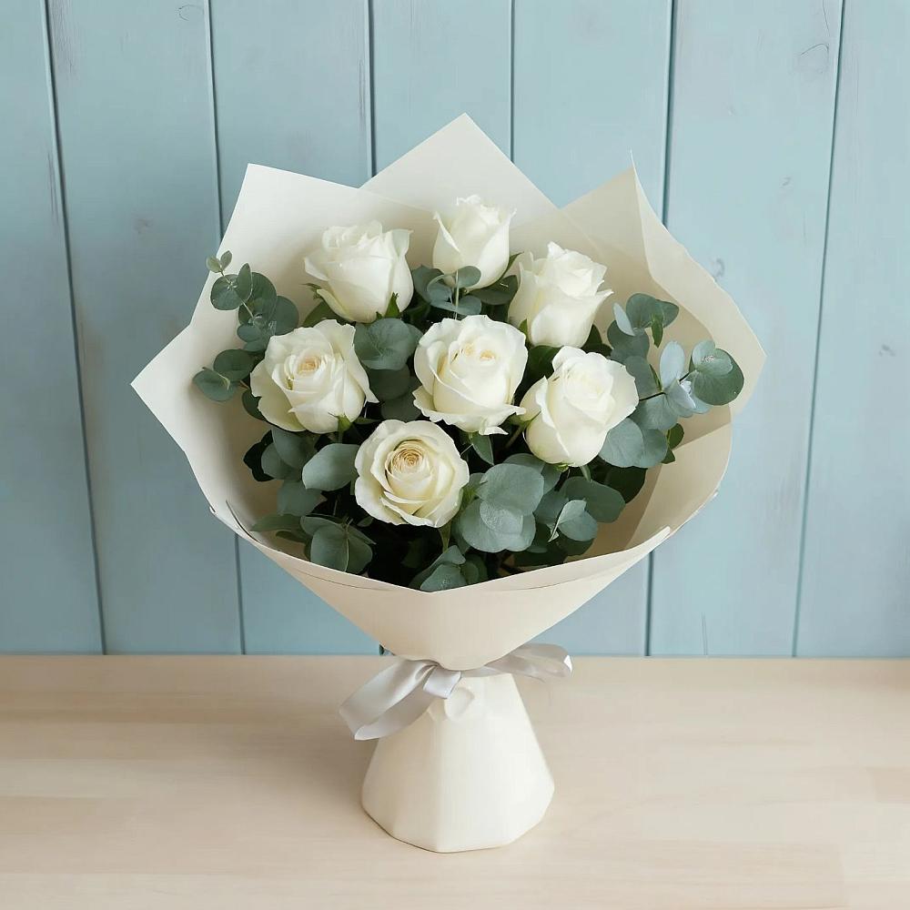 Букет Белые розы в Эвкалипте в Лабытнангах