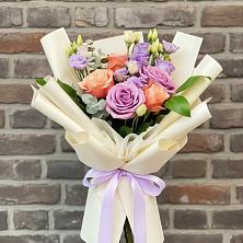 Букет цветов из:  Лизиантусы и Розы в Лабытнангах