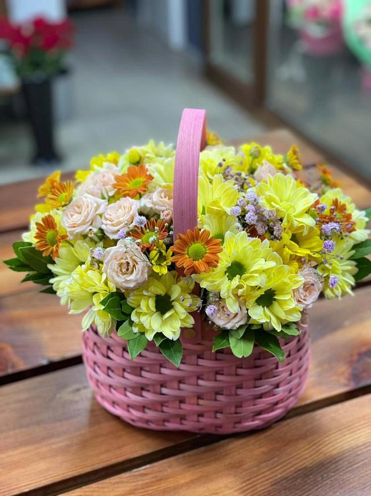 Цветочная композиция из Хризантемы и Розы в корзине в Лабытнангах