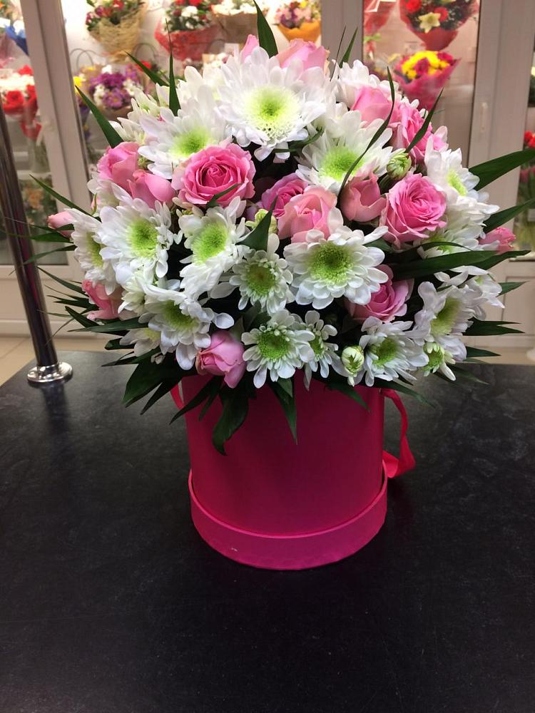 Цветочная композиция из Розы и Хризантемы в шляпной коробке в Лабытнангах