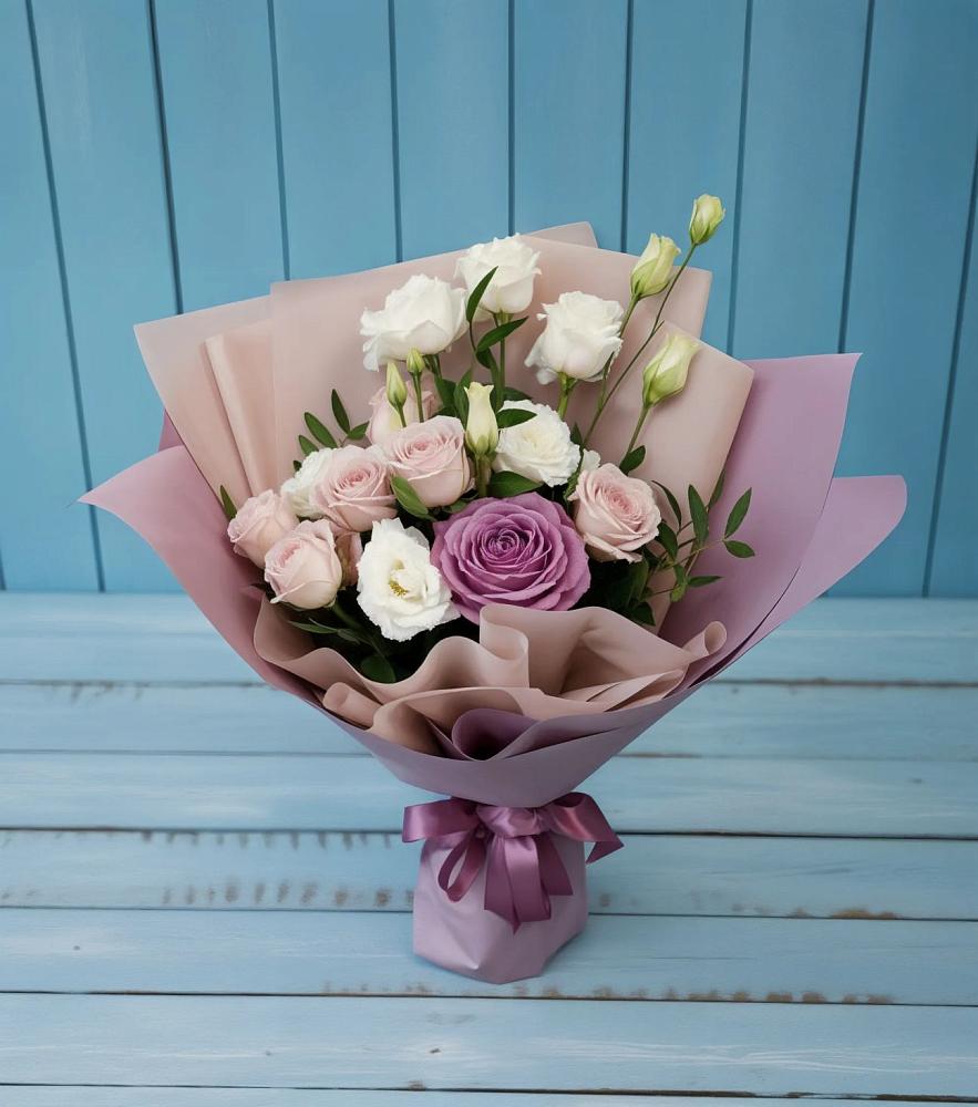 Букет цветов из: Розы и Лизиантусы в Лабытнангах